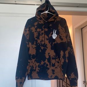 Black the-dye hoodie skull peace sign size M